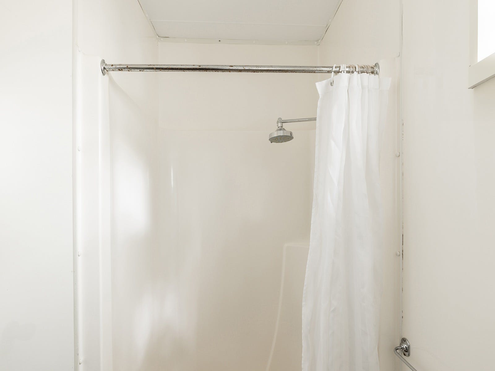 Ibis Cabin Pet Friendly | Bathroom