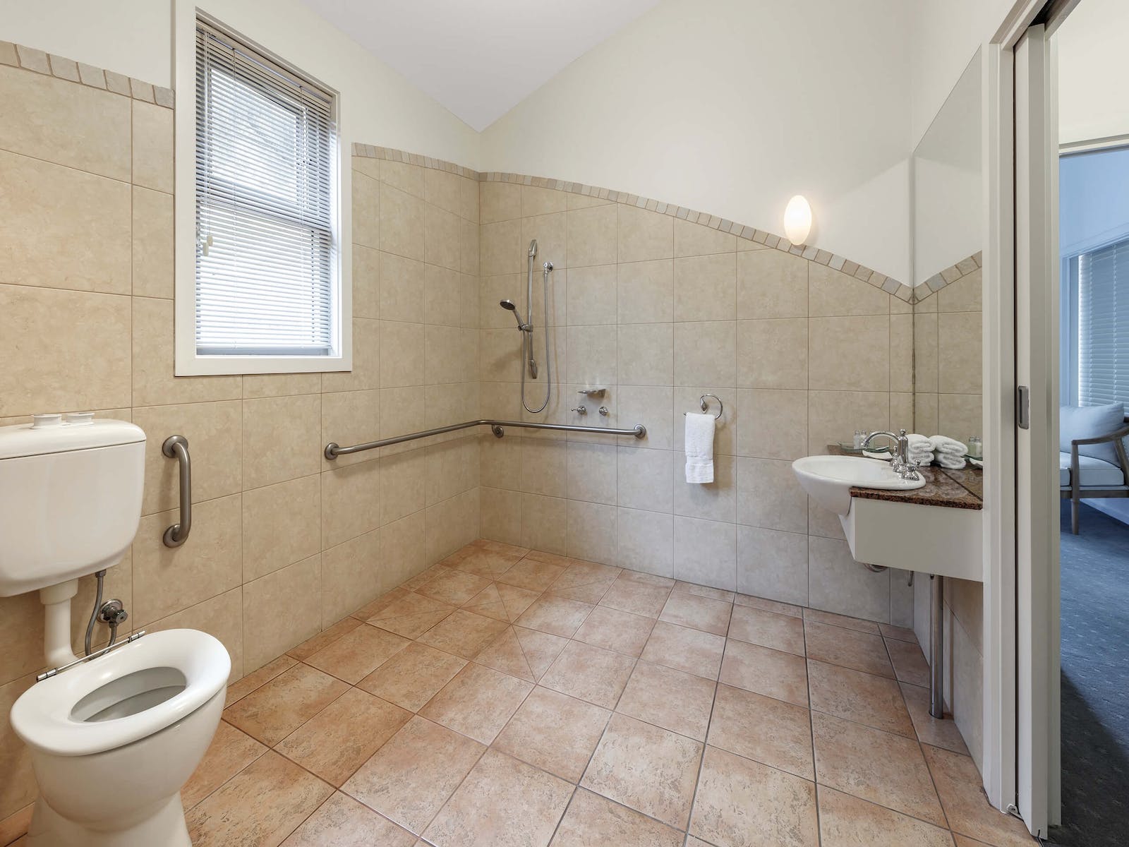Luxury Garden Villa Wheelchair accessible Ensuite Bathroom